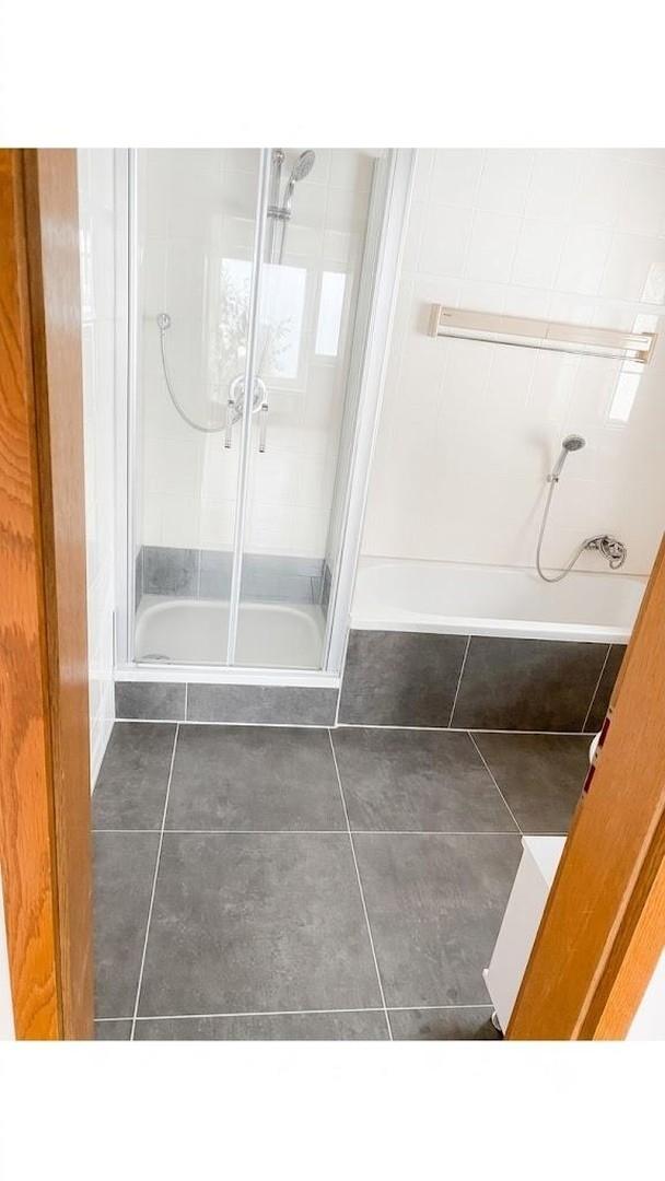 Bad mit Dusche und Badewanne