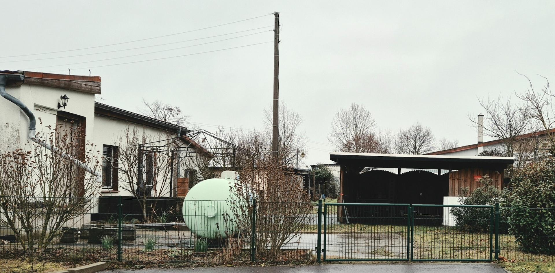 Strassenansicht mit Carport