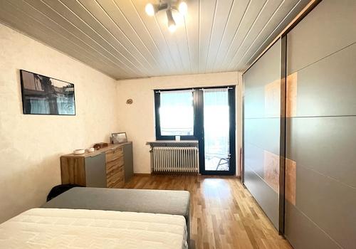 Zimmer mit Zugang zur rückwärtigen Terrasse (EG)