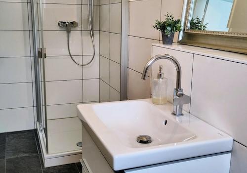 Modernes Duschbad