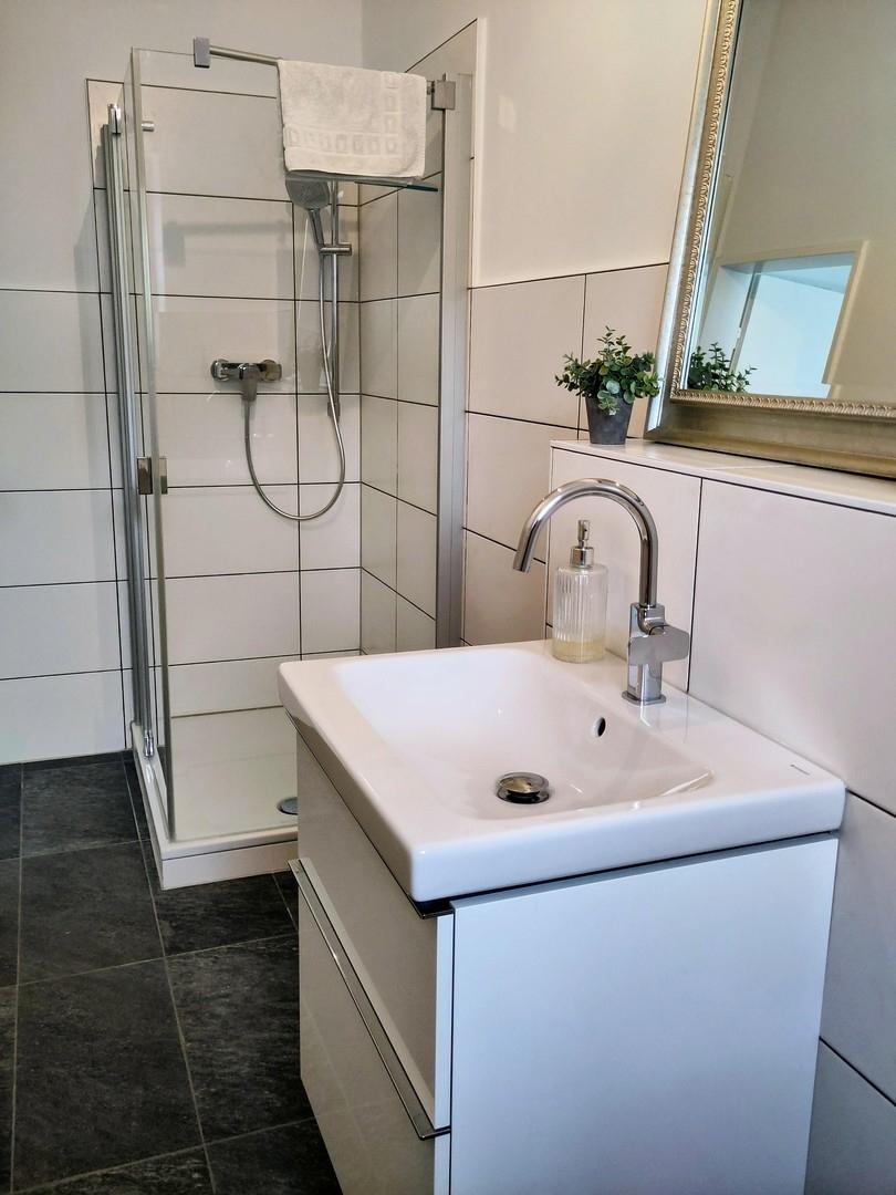Modernes Duschbad