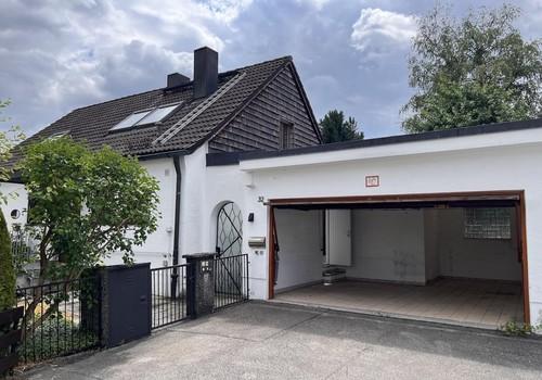 Doppelgarage und Zugang
