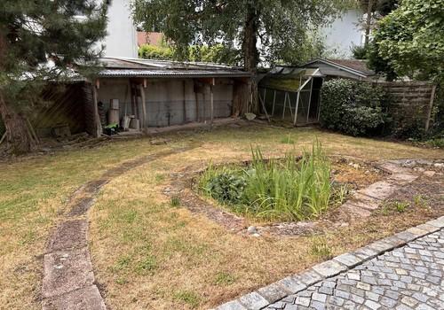 Garten mit Teich und Holzlege 