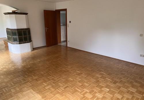 Wohnzimmer mit Kachelofen