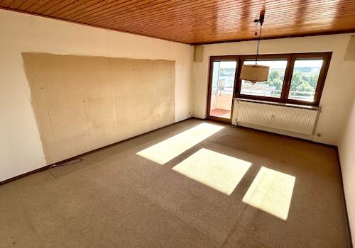 Wohnzimmer mit Zugang zum Balkon