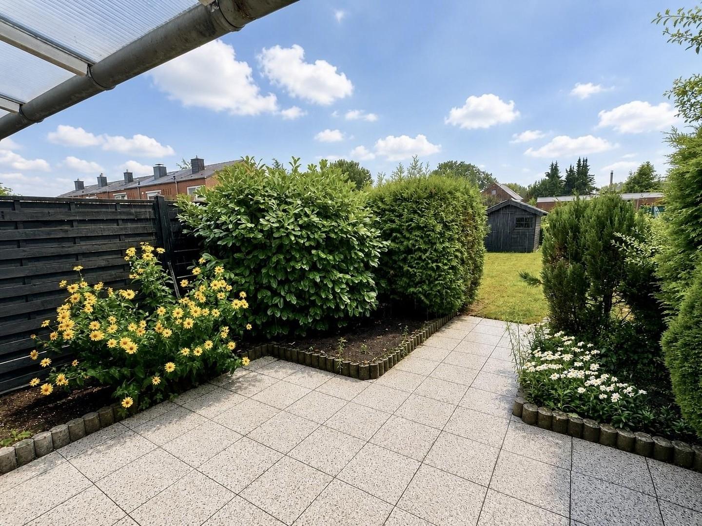 Blick auf Terrasse und Garten