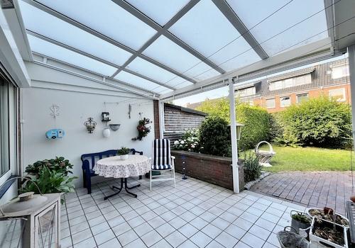 überdachte Terrasse mit Markise