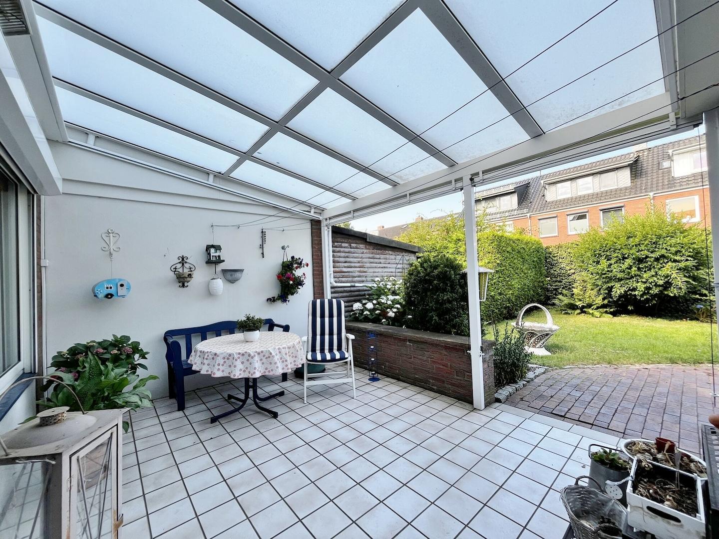 überdachte Terrasse mit Markise