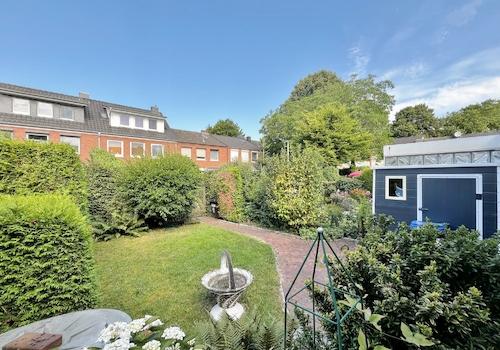 Blick in den Garten mit Gartenhaus