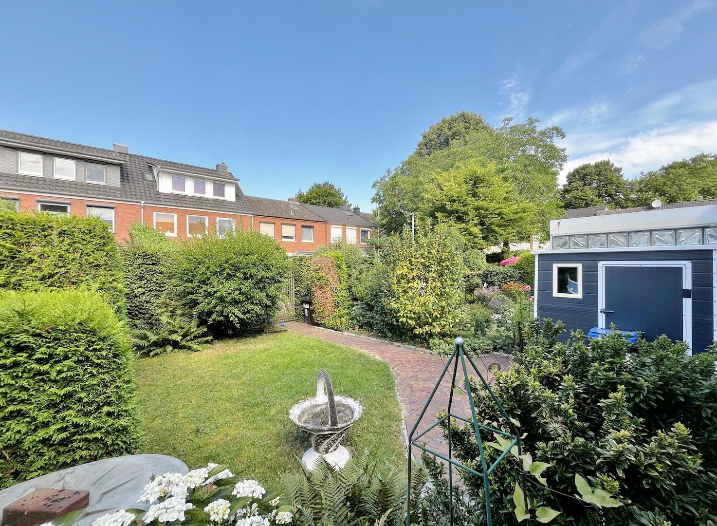 Blick in den Garten mit Gartenhaus