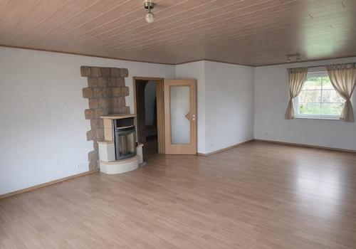 Wohnzimmer mit Holzofen