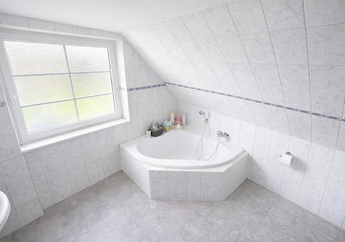 Badezimmer im Dachgeschoss