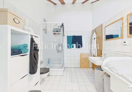 TL-Bad mit Badewanne und Dusche Dachgeschoss