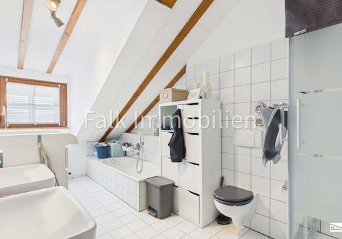 TL-Bad mit Badewanne und Dusche Dachgeschoss