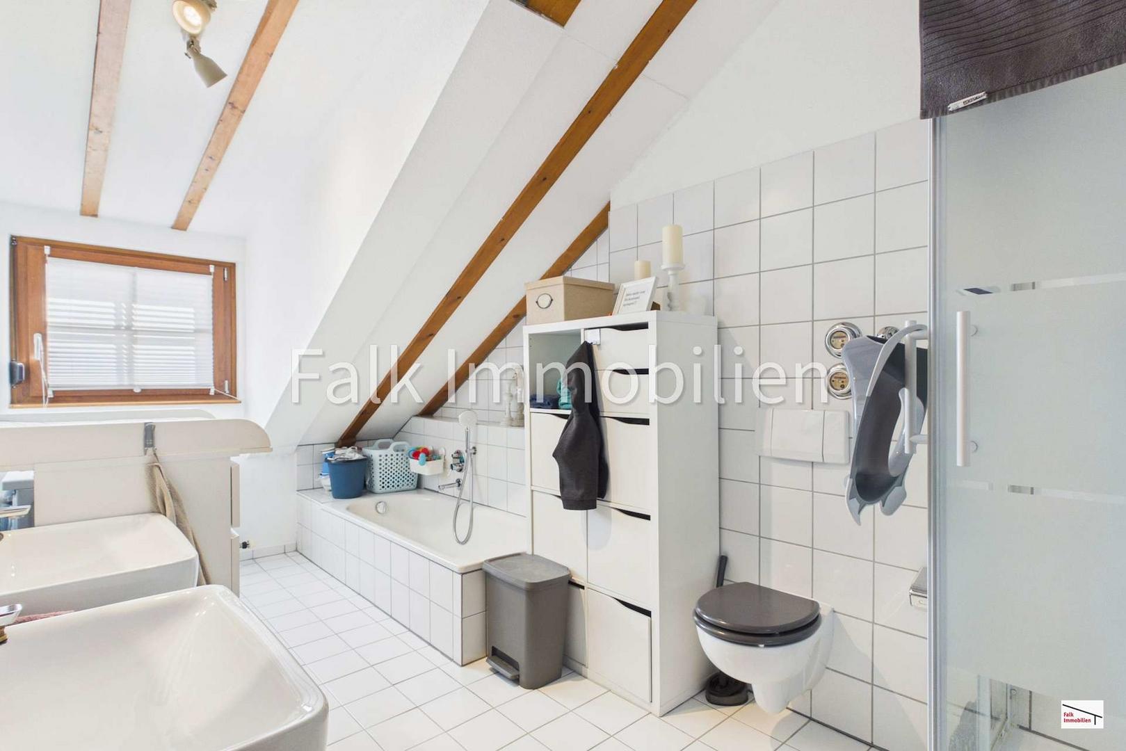 TL-Bad mit Badewanne und Dusche Dachgeschoss