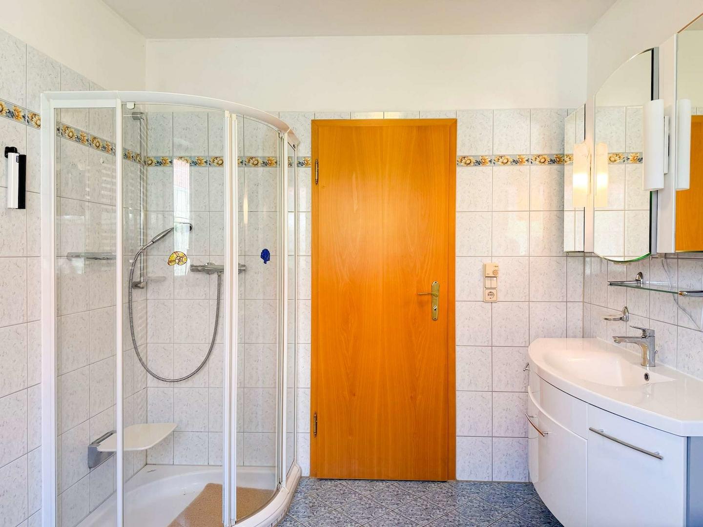 Bad mit Dusche und Wanne