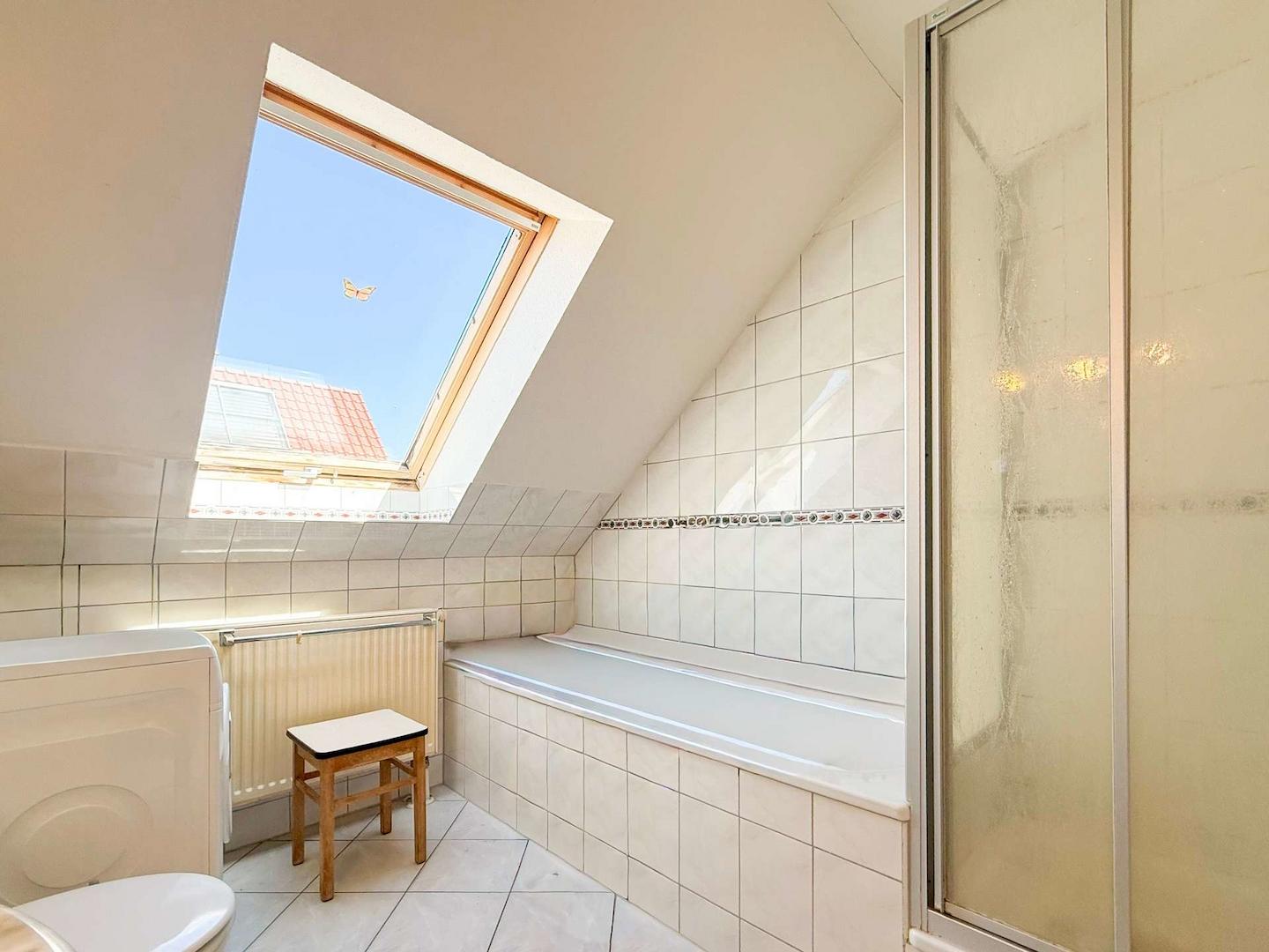 Bad mit Wanne und Dusche