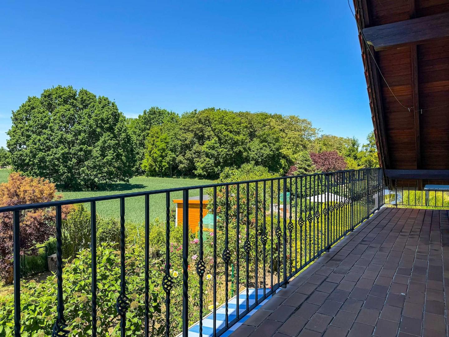 Balkon mit Blick aufs Feld