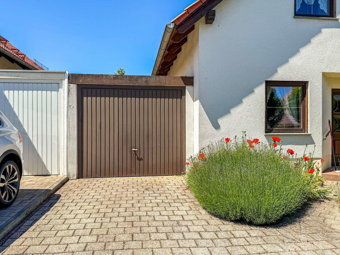 Garage und Außenstellplatz