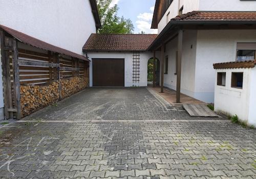 Einfahrt und Garage