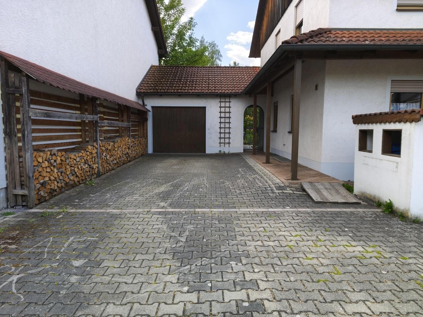 Einfahrt und Garage
