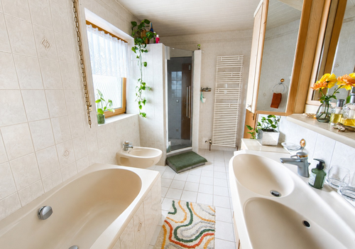 Badezimmer mit Dusche