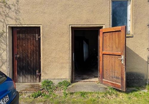 Längstrakt - rechts Keller, links Waschhaus
