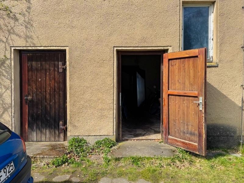 Längstrakt - rechts Keller, links Waschhaus