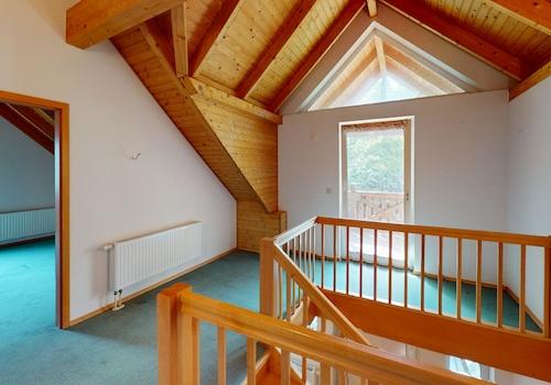 Treppenhaus im Obergeschoss mit Zugang zum Balkon