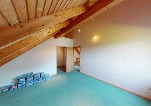 Schlafzimmer mit begehbaren Kleiderschrank