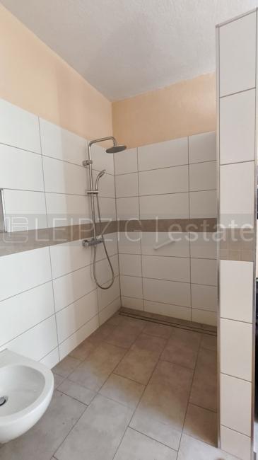 Bad mit ebenerdiger Dusche im Erdgeschoss