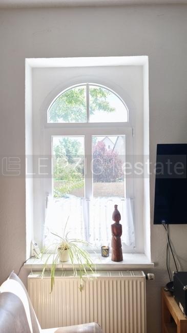 Rundbogenfenster im Erdgeschoss
