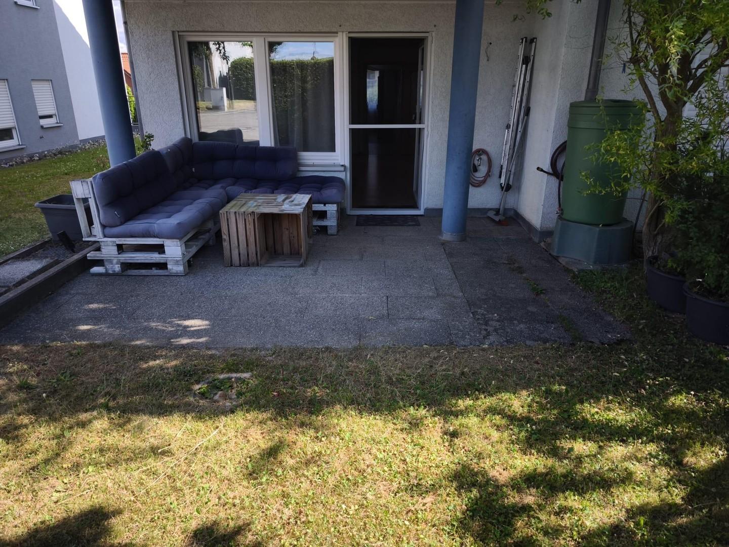 Blick von Garten auf Terrasse