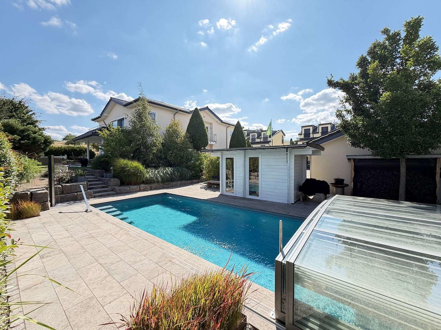 Pool mit Überdachung