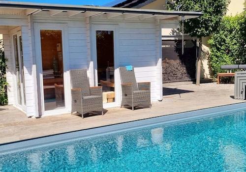 Pool mit Saunahaus