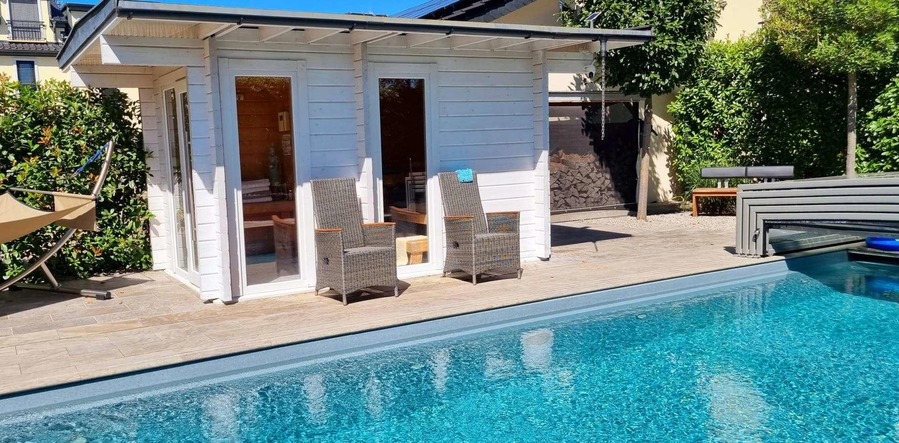 Pool mit Saunahaus