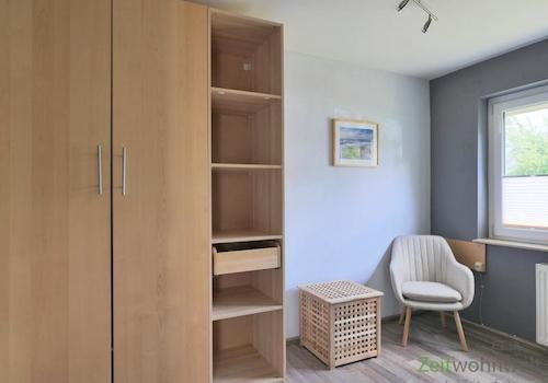 Kleiderschrank im kleinen Zimmer