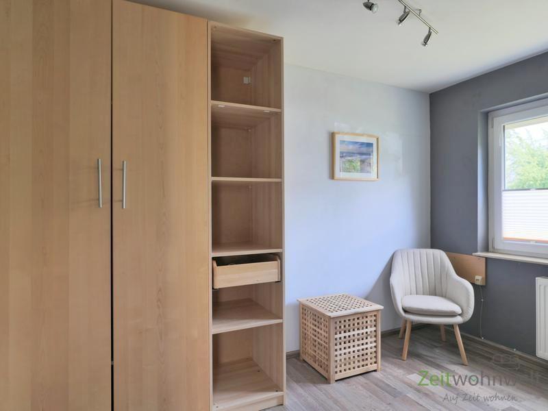 Kleiderschrank im kleinen Zimmer