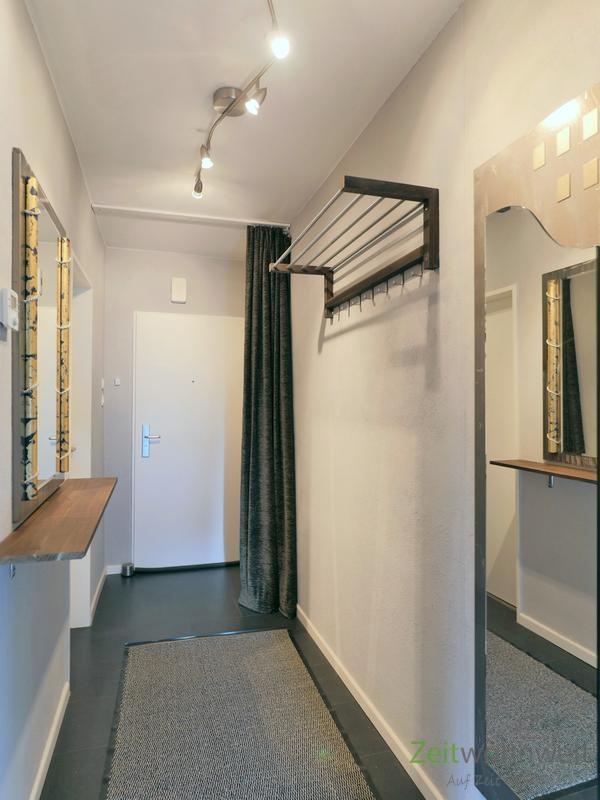 Wohnungsflur mit Garderobe
