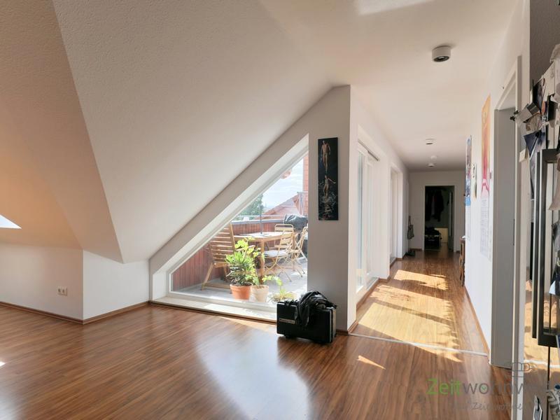 Blick vom Wohnzimmer zu Balkon und Wohnungsflur