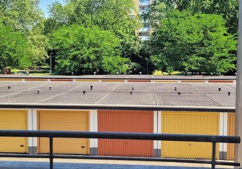 Blick über die Garagen u. Park