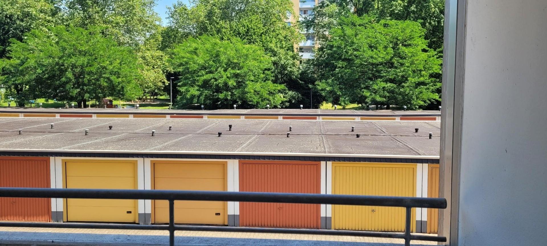Blick über die Garagen u. Park