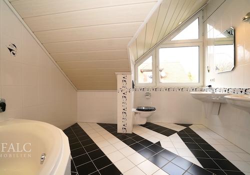 Badetempel mit Wanne...