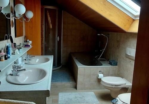 Bad im Dachgeschoss