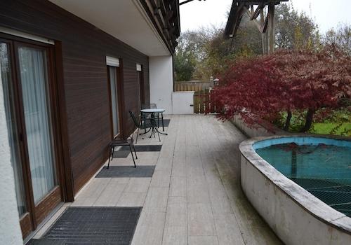 großer Terrassenbereich