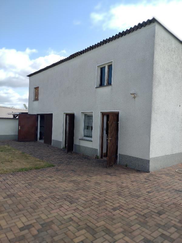Nebengelass mit Garage und Werkstatt
