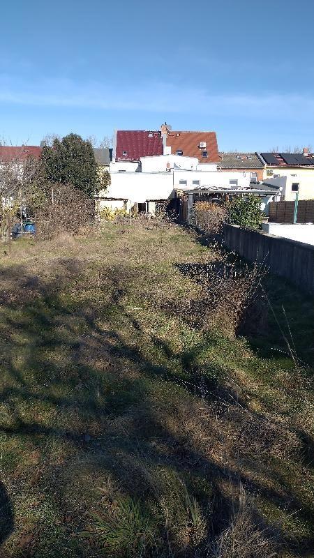 Garten mit Nebengebäude