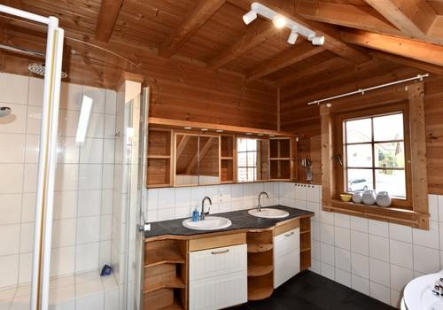 Dusche und Waschtisch