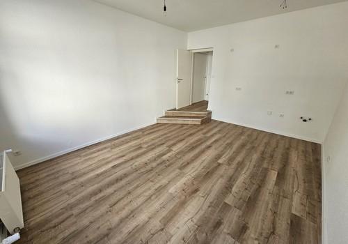 Wohnzimmer mit offener Küche