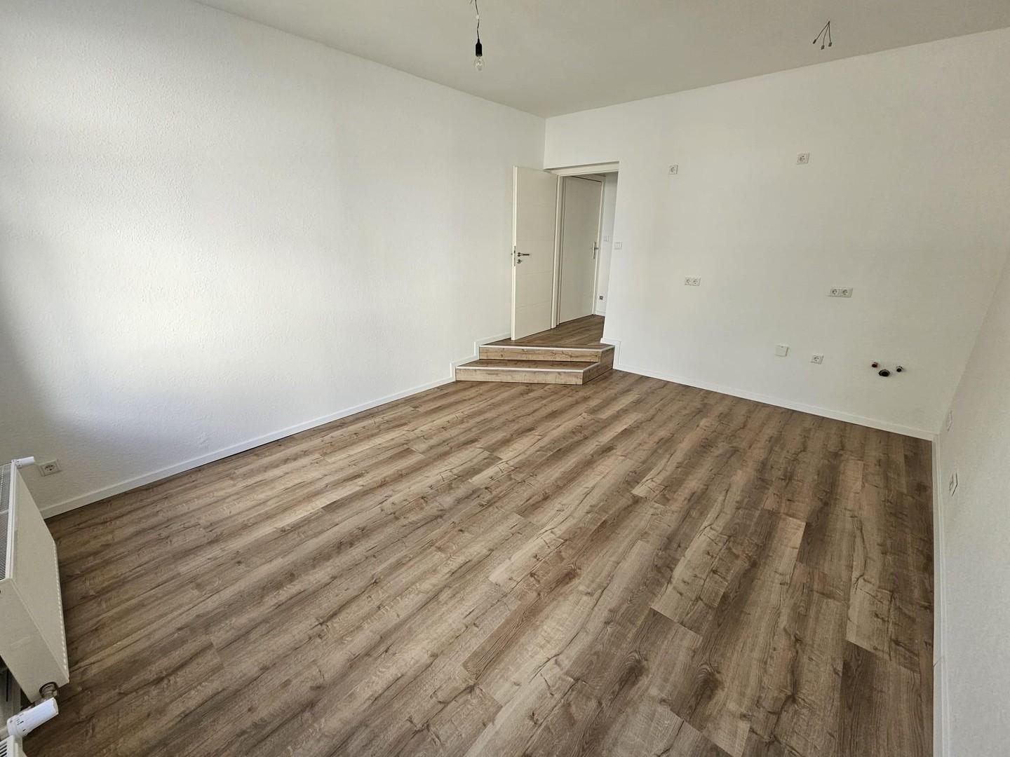 Wohnzimmer mit offener Küche